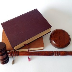 La defense des professionnels de sante par les cabinets d’avocats